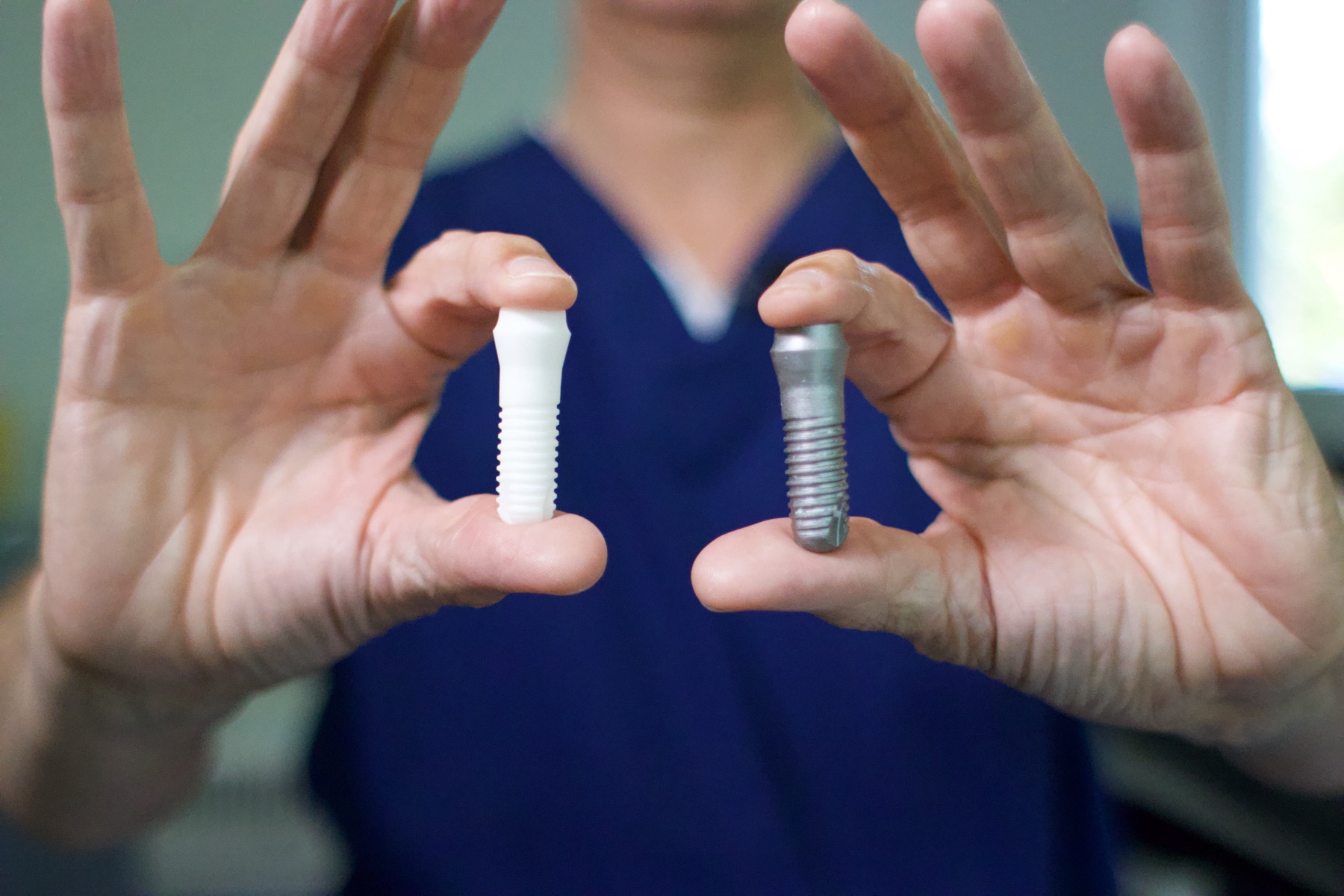Keramikimplantat und Titanimplantat im direkten Vergleich, gehalten von Jürgen Melzener